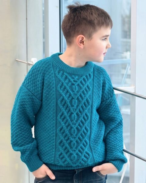Jungenpullover mit Zopfmuster