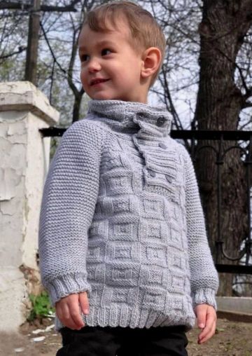 Kinderpullover im Reliefmuster