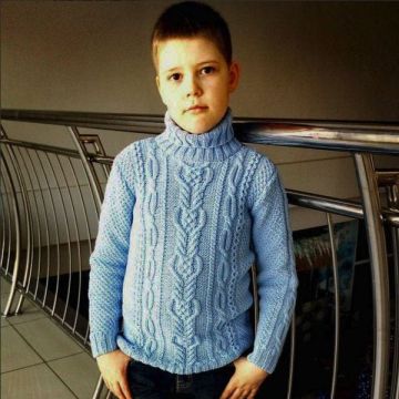 Jungenpullover mit Zopf-Reliefmuster