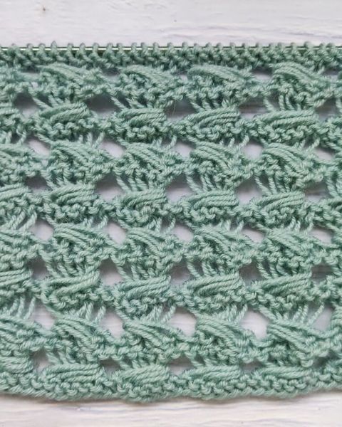 Strickmuster mit dreifach umschlungenen Maschen