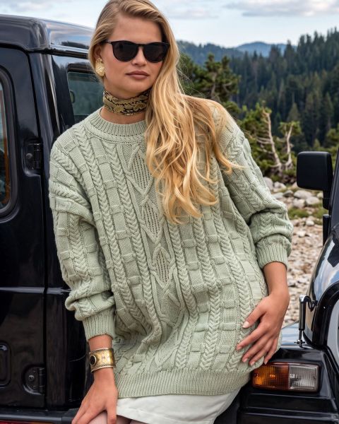 Pullover mit Zopf-Rautenmuster