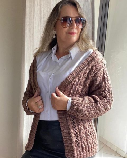 Strickjacke mit Ajour-Zopfmuster